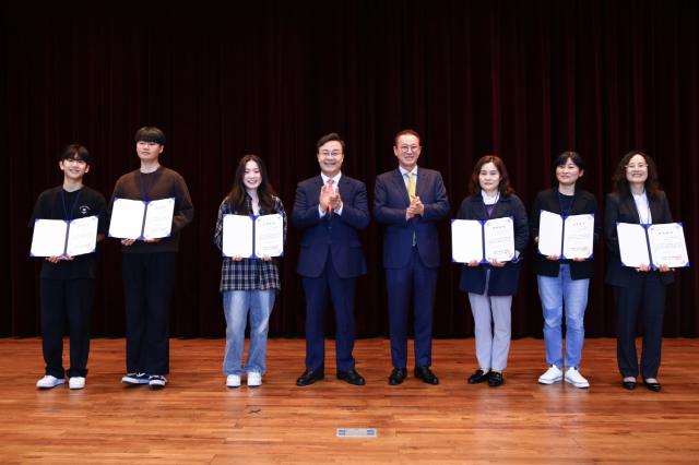 -2024년 의왕시인재육성재단문주장학재단 장학증서 전달식에서 김성제 시장이 선발된 장학생들과 축하 기념촬영을 하고 있다 사진 의왕시