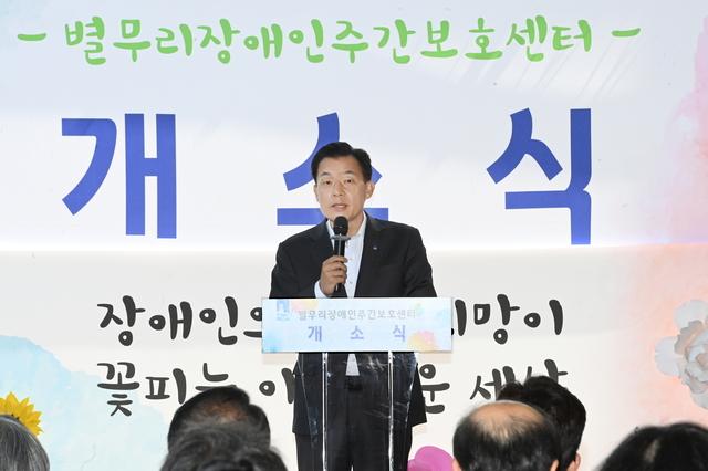 NSP통신-10일 이재준 수원시장이 개소식에서 인사말을 하는 모습. (사진 = 수원시)