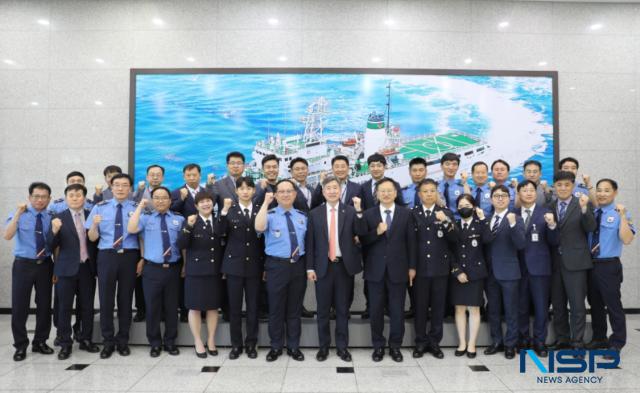 NSP통신-김종욱 해양경찰청장이 포항해양경찰서를 방문해 직원들과 단체 사진을 찍었다. (사진 = 포항해양경찰서)