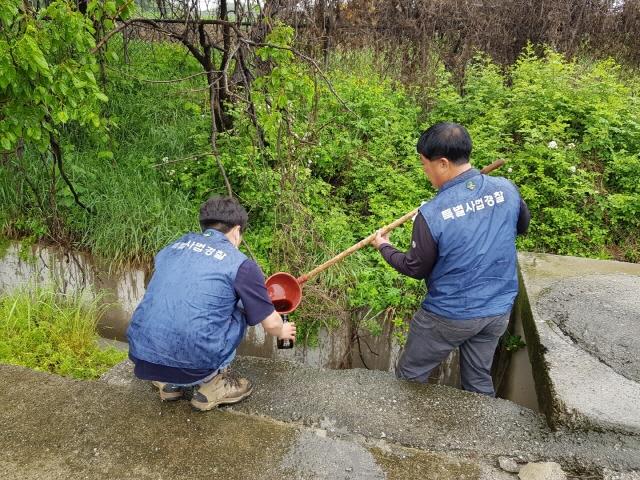 NSP통신-녹조 및 장마철을 대비해 가축분뇨 배출시설을 특별점검 하는 모습. (사진 = 안성시)