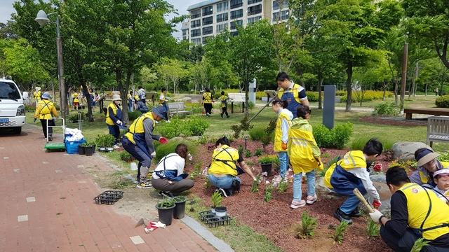NSP통신-11일 우리동네 손바닥정원 가족봉사단이 정원을 조성하는 모습. (사진 = 수원시)
