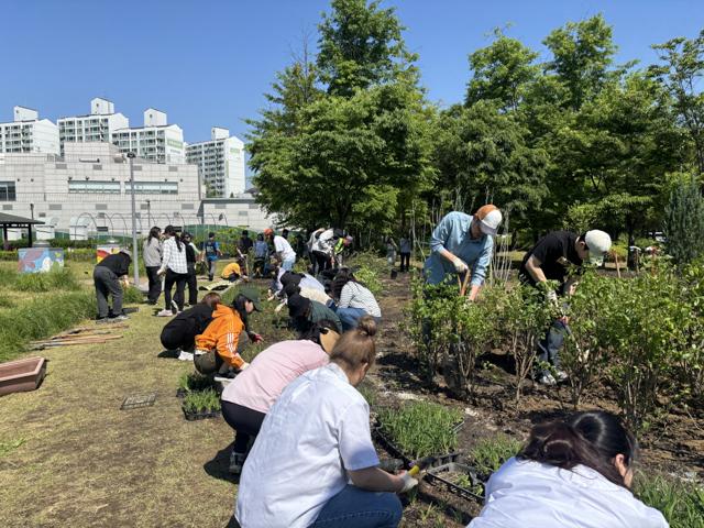 NSP통신-13일 열린 서호꽃뫼공원 내 정원만들기 행사에 참여한 시민들 모습. (사진 = 수원시)