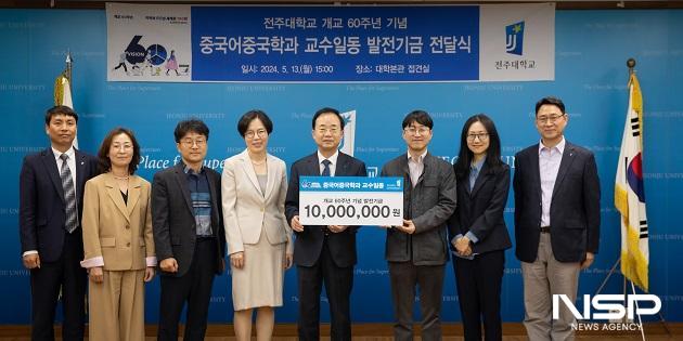 NSP통신-김영일 군산시의회 의장(왼쪽 두번째)과 군산새만금지킴이범시민위원회가 14일 군산지방해양수산청에 군산새만금신항과 2호방조제 사이의 해수공간 매립 불가에 대한 건의문을 전달하고 있다. (사진 = 군산시의회)