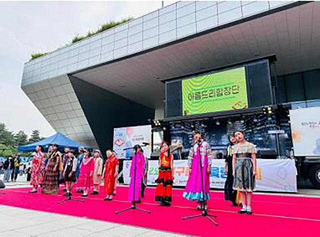 NSP통신-지난해 5월 21일 성남시청 광장에서 열린 지구촌 어울림 축제 때 아름드리합창단 공연. (사진 = 성남시)