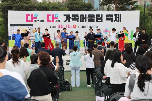 NSP통신-다(多)양한 가족 다(多)같이 가족어울림축제에서 다양한 국적의 가족들이 좋은부모되기운동 선서를 하고 있다. (사진 = 군포시)