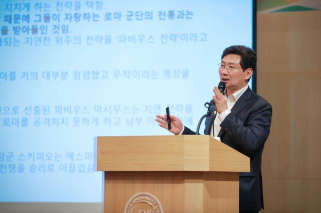 NSP통신-14일 국민대 북악정치포럼에서 초청된 이상일용인특례시장이 사례와 스토리로 보는 리더의 리더십과 상상력이라는 주제로 특강을 하고 있다. (사진 = 용인특례시)