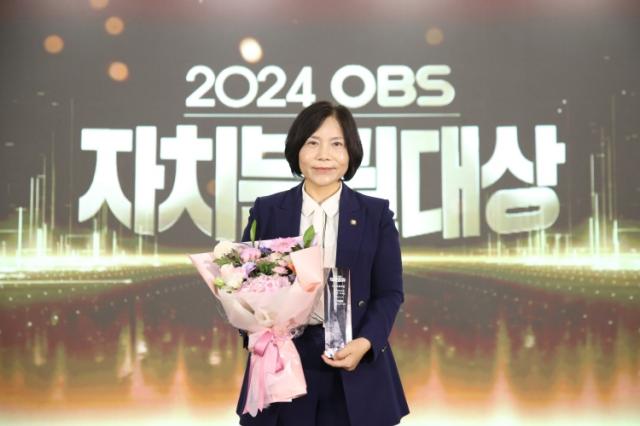 NSP통신-16일 경기도의회 대회의실에서 열린 2024 OBS 자치분권대상 기초의정부문 대상에 선정된 신현녀 용인시의원이 수상 기념촬영을 하고 있다. (사진 = 용인특례시의회)