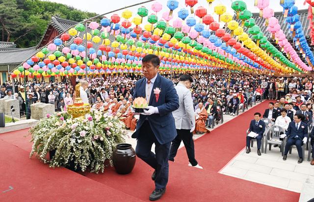 NSP통신-15일 오문섭 화성시의회 부의장이 용주사 봉축법요식에서 연등을 올리는 모습. (사진 = 화성시의회)