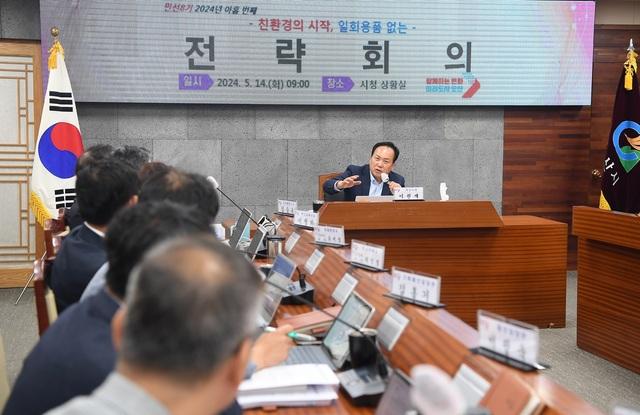 NSP통신-14일 이권재 오산시장(가운데)이 회의에서 발언을 하는 모습. (사진 = 오산시)
