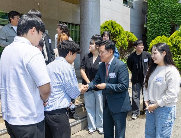 NSP통신-진교훈 강서구청장의 강서대학교 방문 모습