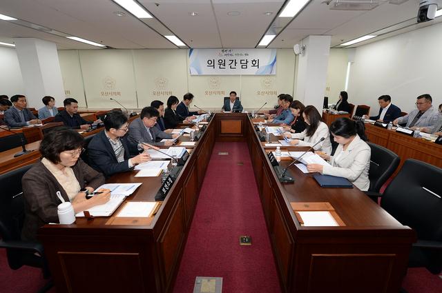 NSP통신-17일 오산시의회 의원간담회가 진행되고 있다. (사진 = 오산시의회)