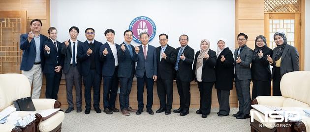 NSP통신-전북대학교가 17일 세계적인 명문대학인 말레이시아 공과대학과 글로벌 파트너십 관계 구축을 위해 협약을 체결했다. (사진 = 전북대학교)