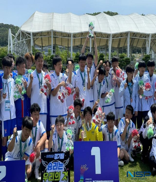 NSP통신-경기도장애인축구협회가 제18회 전국장애학생체육대회서 축구 종목 우승을 차지했다. 사진은 우승을 기뻐하는 선수단 모습. (사진 = 김종식 기자)