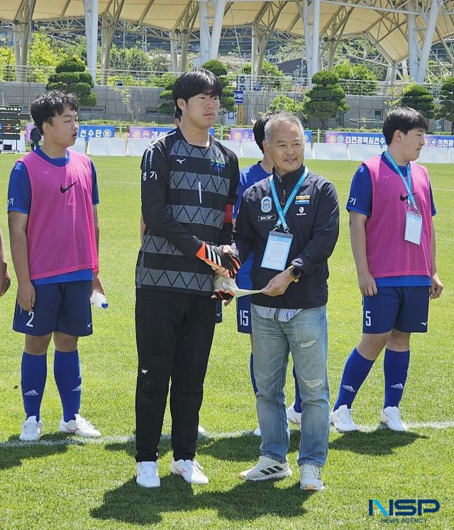 NSP통신-김효식 경기도장애인축구협회 회장(오른쪽)이 우승한 선수들을 격려하는 모습. (= 김종식 기자)