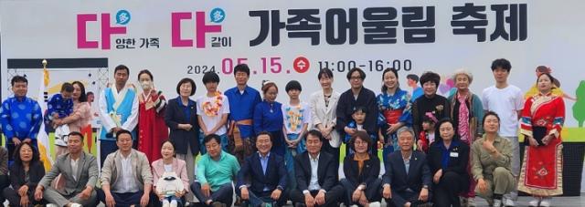 NSP통신-군포시 국민체육센터 축구장에서 정윤경 도의원(오른쪽 두 번째)이 다양한 가족 다같이 가족어울림 축제 참석 후 참석자들과 기념촬영을 하고 있다. (= 경기도의회)