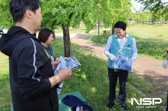 NSP통신-박성현 사장 해양공원 찾은 시민에게 다회용 줍기백 전달 (사진 = 여수광양항만공사)