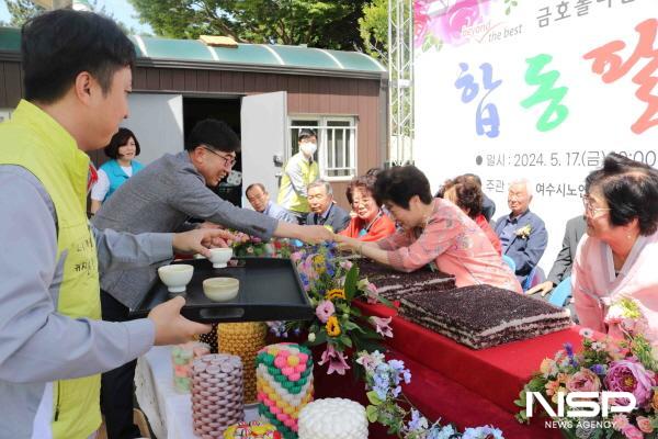 NSP통신-금호폴리켐 최영선 전무가 팔순을 맞이한 어르신께 헌주를 올리고 있다. (사진 = 노인복지관)