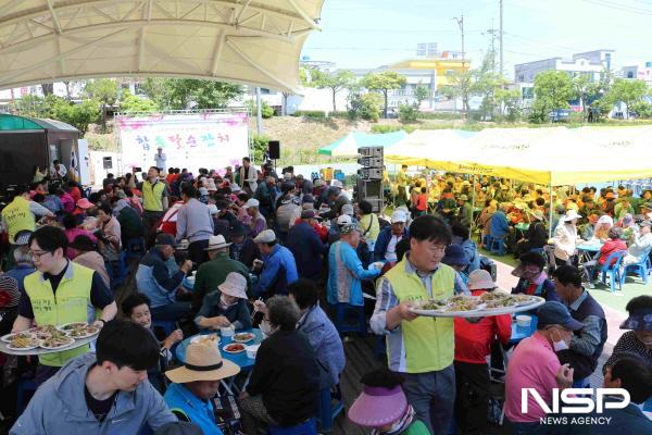 NSP통신-무지개음악단의 공연과 어르신들께 무료급식이 진행되고 있다. (사진 = 노인복지관)