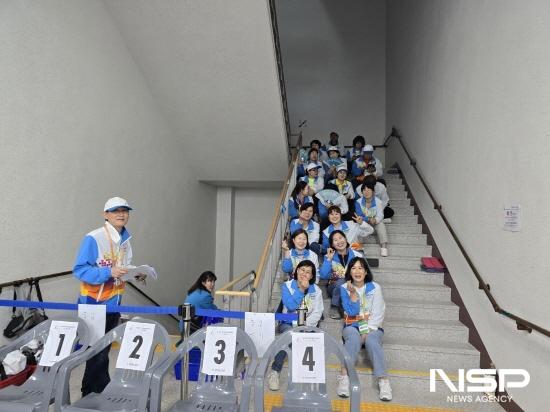 NSP통신-장애학생 수영종목 배치된 자원봉사자들 (사진 = 광양시청)