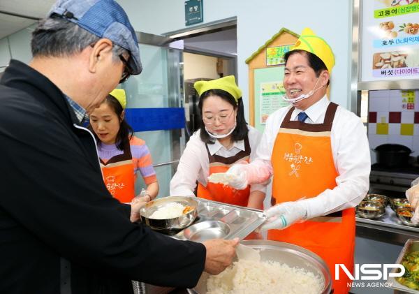 NSP통신-공영민 고흥군수는 21일 고흥군 노인복지관 내 무료 경로식당을 찾아 급식봉사를 실시했다. (사진 = 고흥군)