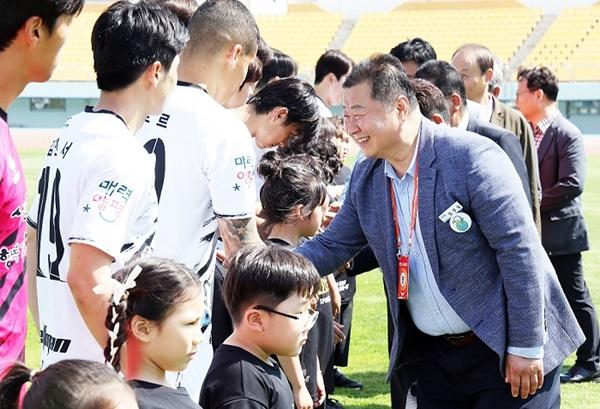 NSP통신-파주시민축구단의 양평 에프FC 상대 2024시즌 K3 리그 홈 개막경기에서 김경일 파주시장이 선수들과 일일이 악수하고 있다. (사진 = 파주시)