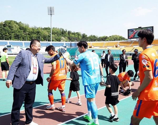 NSP통신-파주시민축구단의 양평 에프FC 상대 2024시즌 K3 리그 홈 개막경기에서 김경일 파주시장이 선수들과 일일이 악수하고 있다.