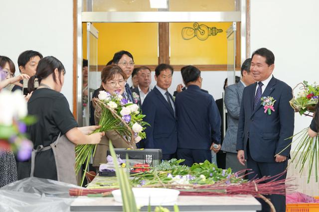 NSP통신-신경호 교육감이 강원영농학생축제에 참여한 모습. (사진 = 강원도교육청)