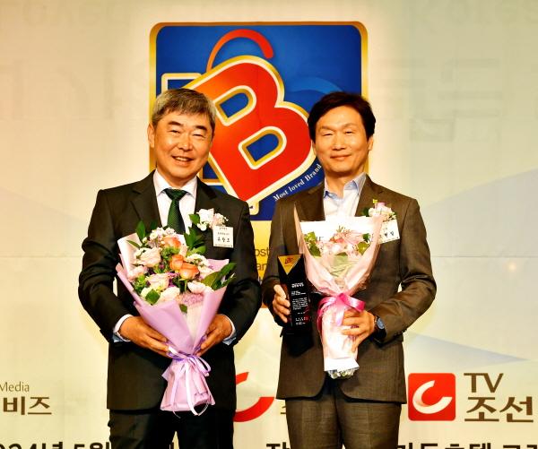 NSP통신-경산시는 23일 서울가든호텔에서 열린 2024 한국의 가장 사랑받는 브랜드 대상 시상식에서 도시브랜드(BI) 부문 대상을 수상했다. (사진 = 경산시)