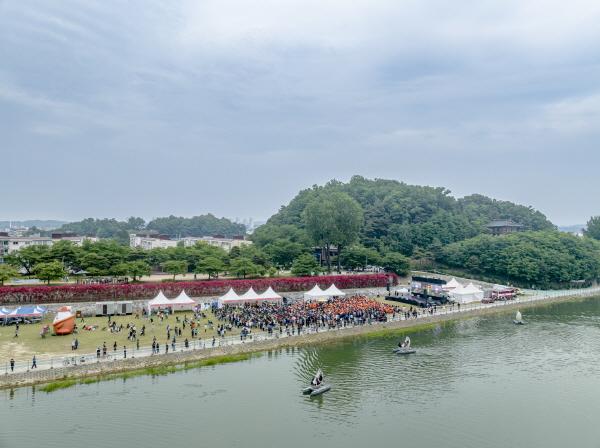 NSP통신-영주시 일상에 휴식을 더하다 영주 소백산철쭉제 25일 개막, 26일까지 소백산과 서천둔치 일원서 다양한 즐길거리 제공, 가정의 달의 마지막 주말, 행복한 추억 만들어 가세요 (사진 = 영주시)