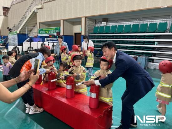 NSP통신-김기홍 광양부시장이 아이들과 소화기 사용법 체험 (사진 = 광양시청)
