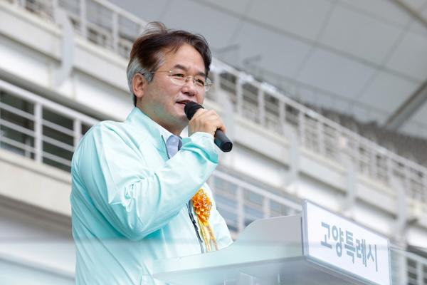 NSP통신-고양컵 축구페스티벌 입장식에서 인사말을 하고 있는 이동환 고양특례시장 (사진 = 고양시)