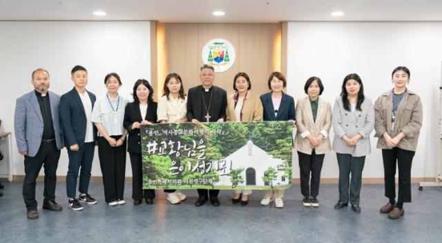 NSP통신-이성효 리노 주교와 의원연구단체 용인, 역사종교문화여행의 시작 회원 등이 기념촬영을 하고 있다. (사진 = 용인특례시의회)