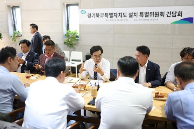 NSP통신-28일 오후 경기 파주 사회복지책마을에서 김동연 경기도지사가 경기도의회 경기북부특별자치도 설치 특별위원회 소속 도의원들을 만나 간담회를 개최하고 있다. (사진 = 경기도)