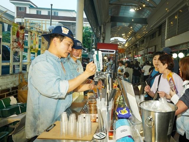 NSP통신-제11회 야맥축제에서 관계자가 맥주를 따르고 있다. (사진 = 오산시)