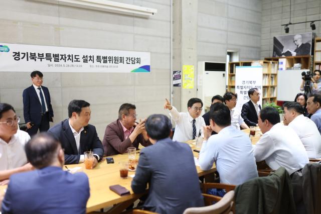 NSP통신-파주 사회복지책마을에서 김동연 경기도지사를 비롯한 경기도의회 경기북부특별자치도 설치 특별위원, 부지사 및 관계 공무원 등이 참석한 가운데 경기도의회 경기북부특별자치도 설치 특별위원회 간담회가 열리고 있다. (사진 = 경기도)