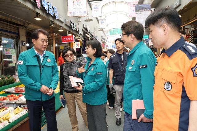 NSP통신-28일 하은호 군포시장이 군포역전시장을 방문해 직접 현장 합동점검을 하고 있다. (사진 = 군포시)