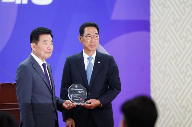 NSP통신-김주영 의원이 의정대상을 수상하고 있는 모습. (사진 = 김주영의원실)
