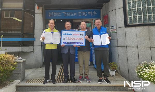 NSP통신-사진 왼쪽부터 이성현 지사협 위원장, 윤석호 한려동장, 노석연 숨쉬는바다포차 대표, 정연혁 주민자치위원장 (사진 = 여수시)