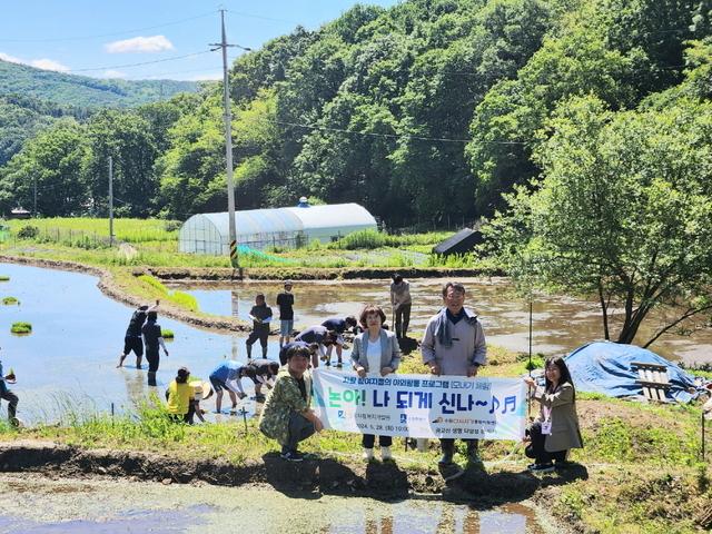 NSP통신-28일 모내기 체험 행사에서 관계자들이 사진촬영을 하는 모습. (사진 = 수원시)