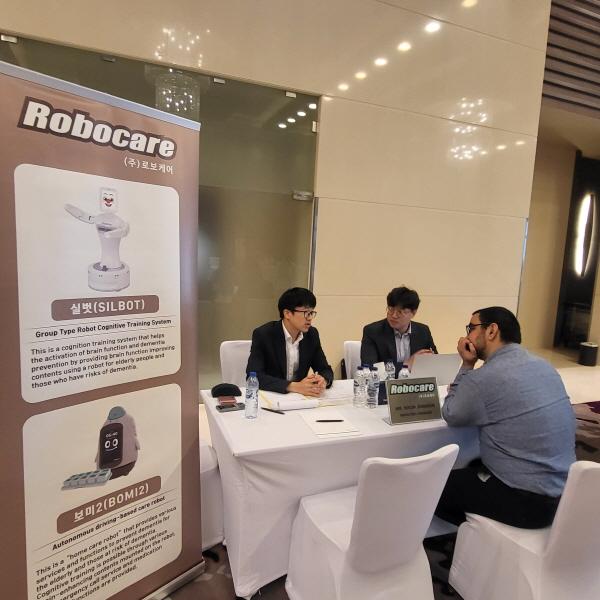 NSP통신-지난해 9월 아랍에미리트 아부다비에서 성남시 중동 시장개척단의 로봇케어 제품 수출 상담 모습. (사진 = 성남시)