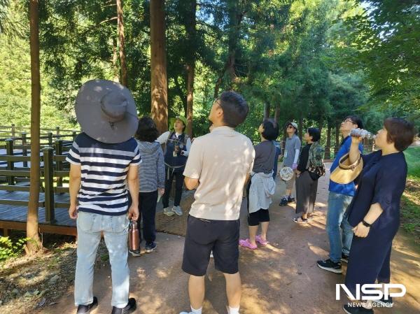 NSP통신-제암산자연휴양림 일원에서 숲해설가가 숲속 이야기를 전하고 있다. (사진 = 보성군)