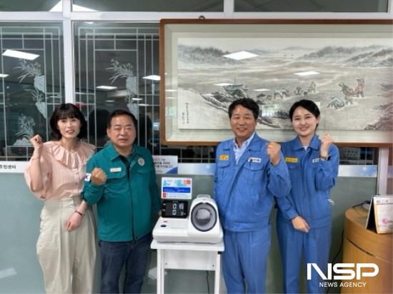 NSP통신-신진기업 혈압측정기 기증 (사진 = 광양시청)