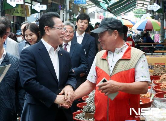 NSP통신-김영록 전라남도지사가 내수경기 침체로 인한 소비 부진으로 어려운 상인 격려 (사진 = 전라남도)