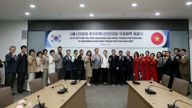 NSP통신-30일 시청 글로벌센터에서 진행된 시흥시의회와 베트남 빈증성 투저우못시 인민의회 간 우호교류 협정 체결식 기념촬영 모습. (사진 = 시흥시의회)