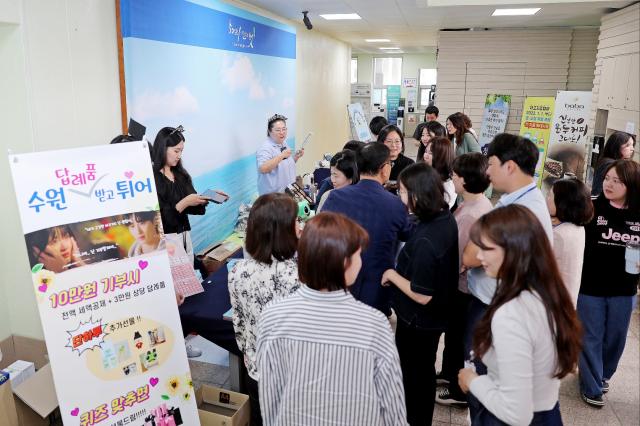 NSP통신-30일 제주시청에서 설치된 수원시 고향사랑기부제 홍보 부스 모습. (사진 = 수원시)