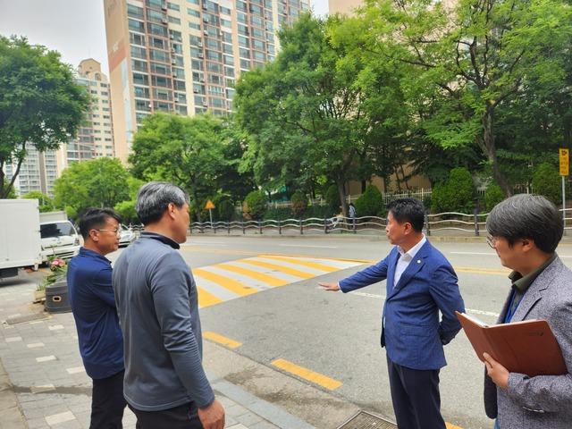 NSP통신-30일 성길용 오산시의회 의장(오른쪽 두번째)이 관계 공직자들과 현장점검을 하는 모습. (사진 = 오산시의회)