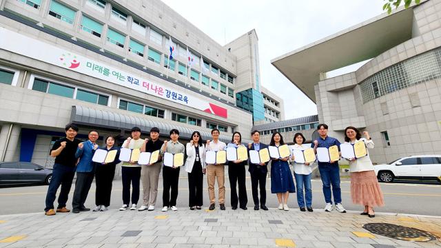 NSP통신-강원도교육청이 대학연계 진로선택 지원 사업 선정학교에 위촉장을 수여하고 기념사진 촬영을 하고 있는 모습. (사진 = 강원도교육청)