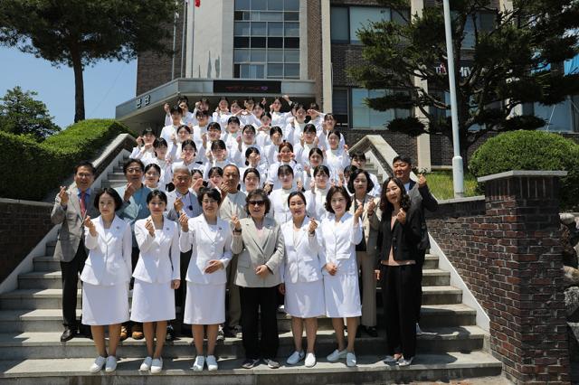 NSP통신-강릉영동대학교 예비 치과위생사들이 선서식을 마치고 기념사진 촬영을 하고 있는 모습. (사진 = 강릉영동대학교)