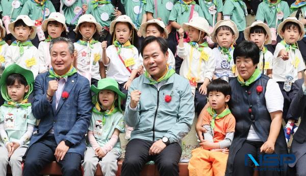 NSP통신-경상북도는 지난 30일 한국숲유치원협회 경북지회와 제2회 경북 영유아 숲사랑캠페인 행사를 포항시 도음산 산림욕장 일원에서 개최했다. (사진 = 경상북도)