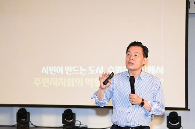 NSP통신-30일 이재준 수원시장이 특강을 하는 모습. (사진 = 수원시)